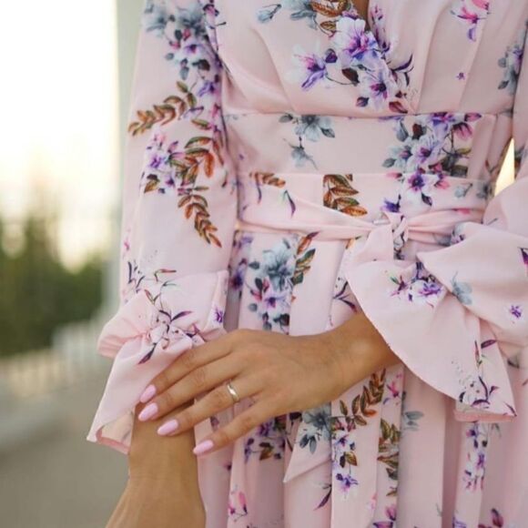 BEAUTIFUL Pink Floral Midi Dress - Picture 3 of 9